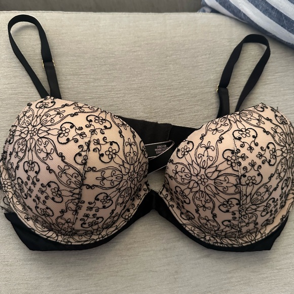Victorias Secret Black and Cream Very Sexy Lace push up bra - Picture 1 of 4
